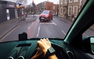 Video σε βάζει σε σκέψεις: Ασφαλής σε αυτοκίνητο, ή εκτεθειμένος σε ποδήλατο;