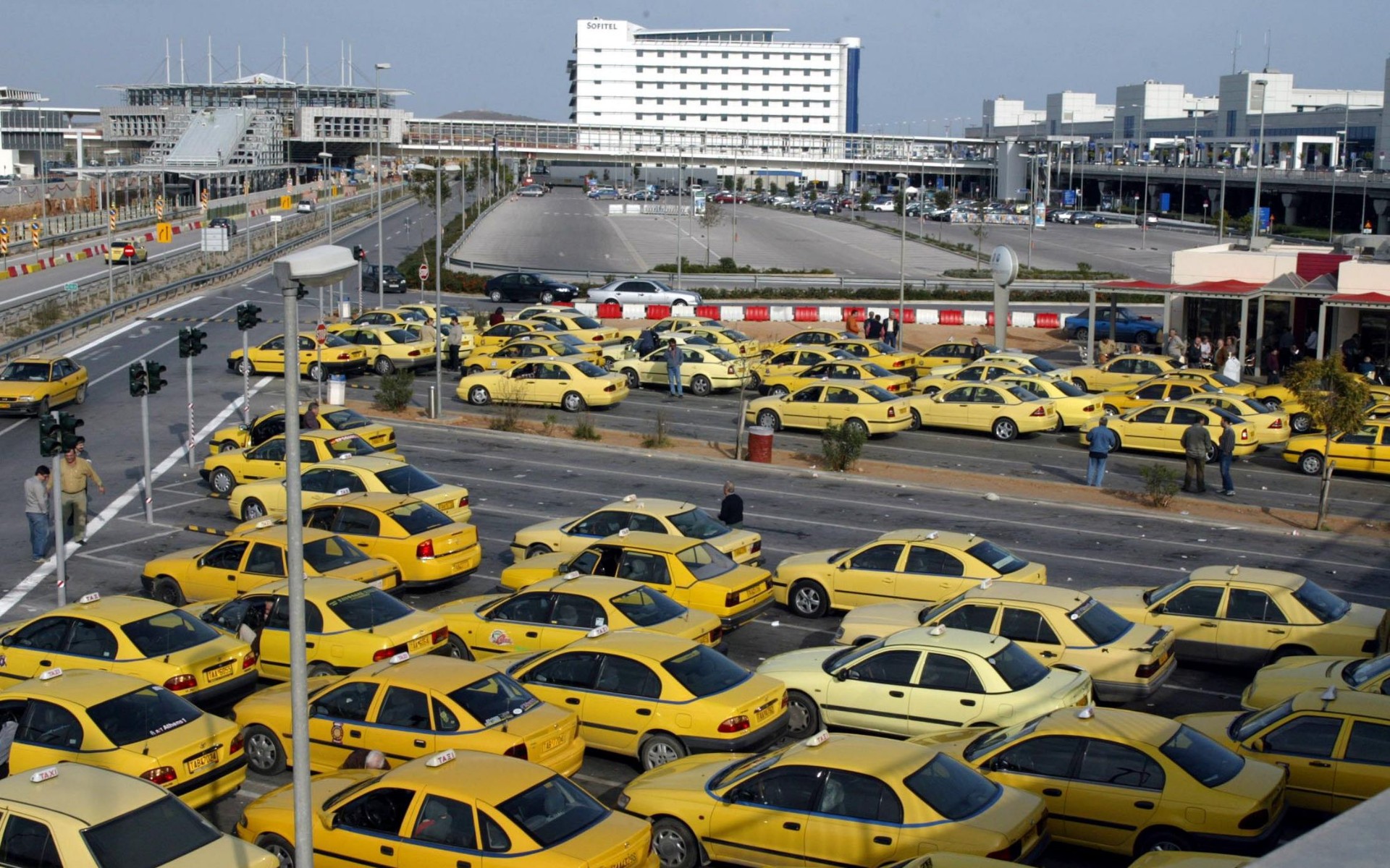 Οδηγοί TAXI vs Αεροδρόμιο Ελ. Βενιζέλος: «Μας έχετε εξορίσει»!