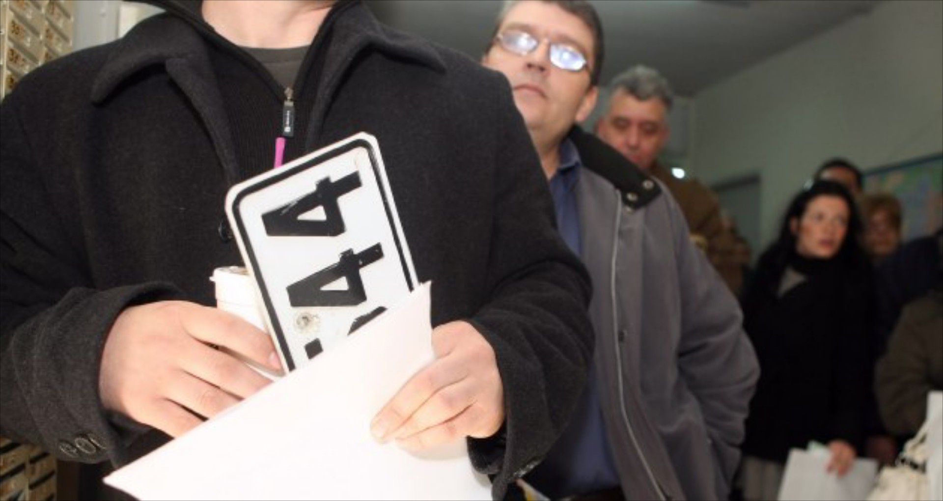 Κατάθεση πινακίδων κυκλοφορίας

