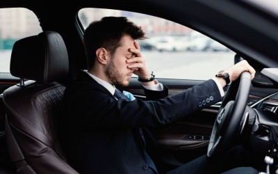 Μπαταρία κινέζικου ηλεκτρικού αυτοκινήτου έπεσε στον δρόμο [video]