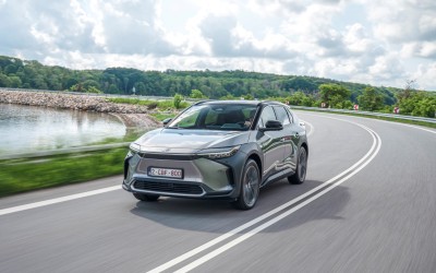 Πρόεδρος Toyota: «Δεν ξέρω αν η αγάπη μας για τα ηλεκτρικά αρκεί για να νικήσουμε την Tesla»