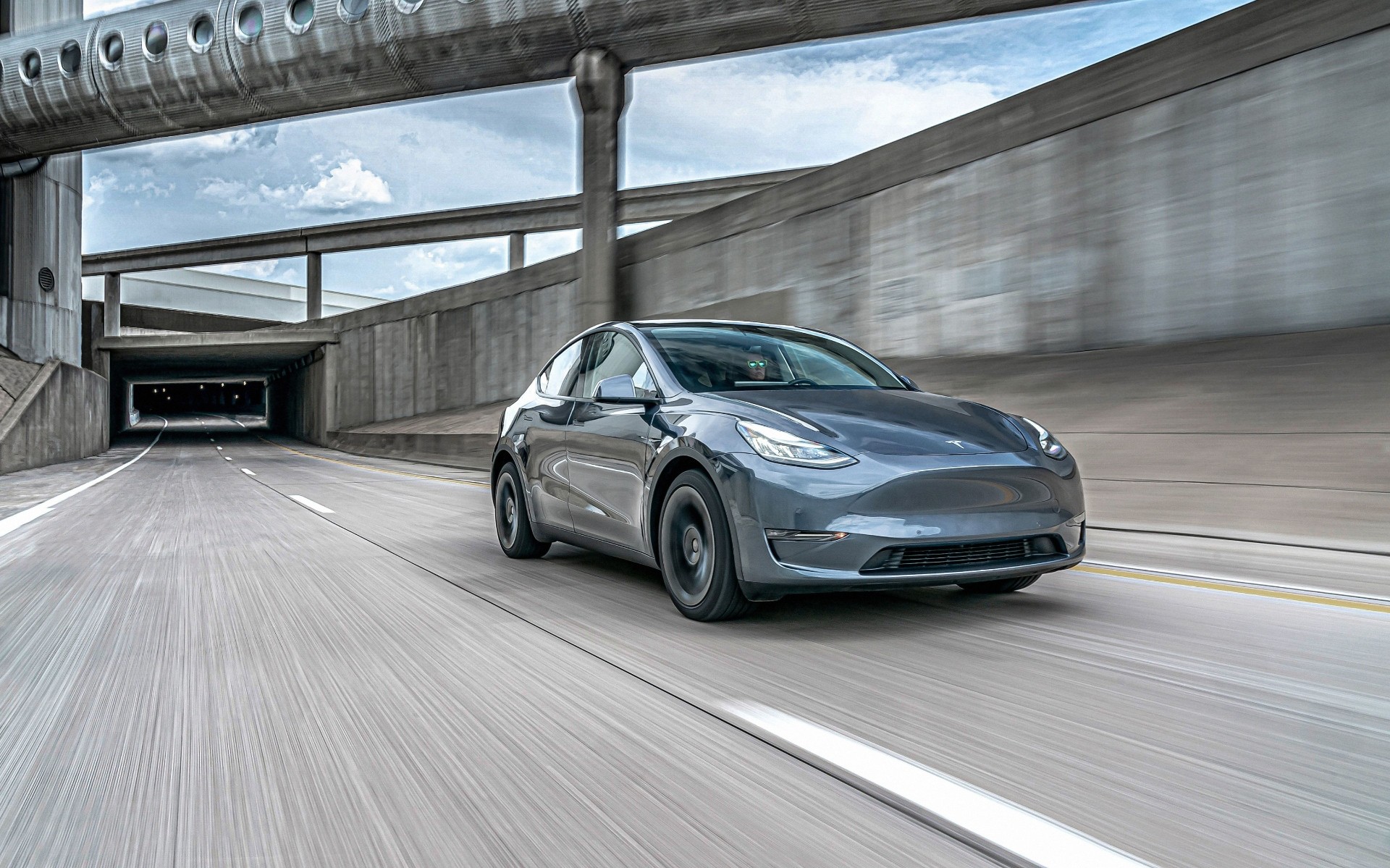 Tesla: Ξανά στο στόχαστρο των Αρχών - Πράγματι επιταχύνουν ανεξέλεγκτα;