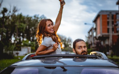 Απίστευτη πατέντα της Ford: Οδηγείς όρθιος, βλέποντας... πάνω από την οροφή!