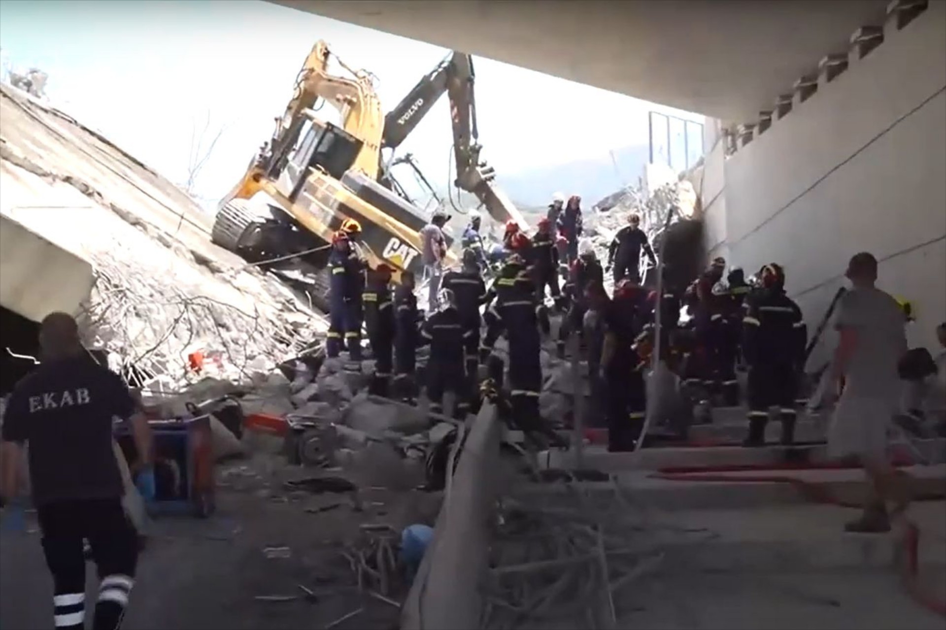 Απίστευτη τραγωδία στην Πάτρα: Κατάρρευση γέφυρας με 2 νεκρούς