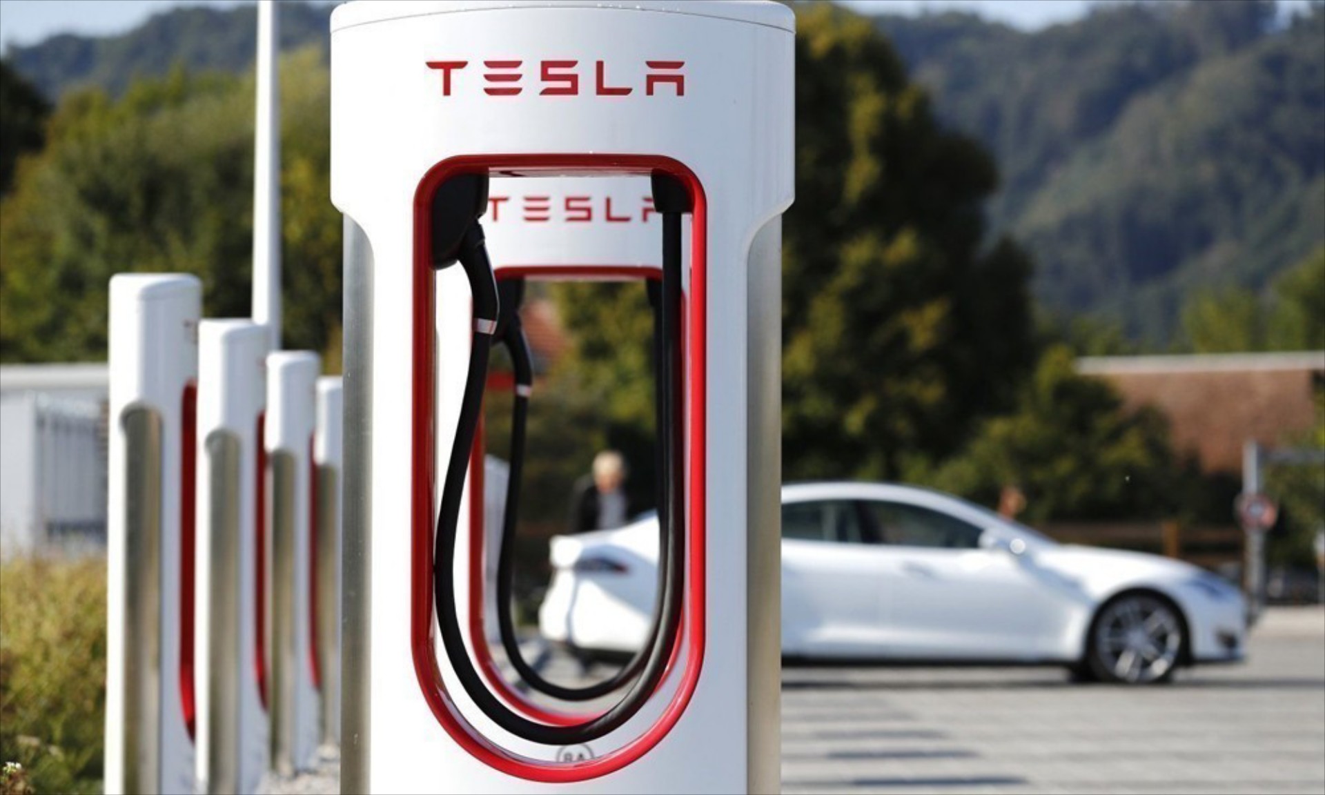 Tesla: Πόσο κοστίζει η φόρτιση σε Superchargers στην Ελλάδα, από σήμερα
