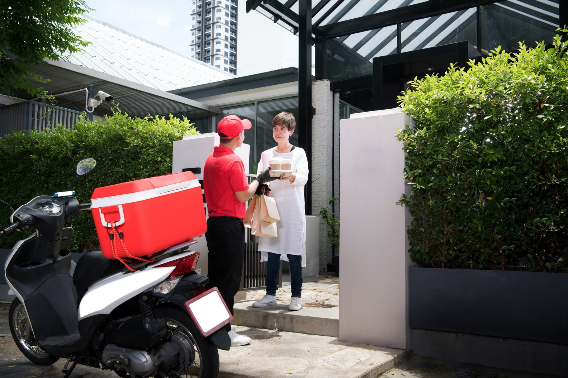 Αλλάζουν όλα στα Delivery: Kράνος, μπουφάν, μπότες υποχρέωση του εργοδότη!