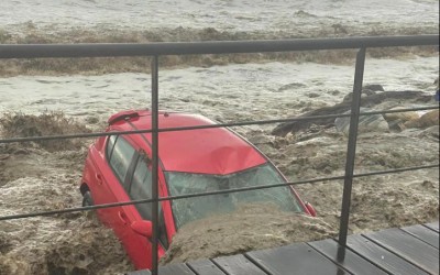 Κακοκαιρία Daniel: Η θάλασσα παίρνει αυτοκίνητα [video] - Απαγόρευση κυκλοφορίας σε Βόλο, Πήλιο, Σκιάθο