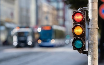 Έρχονται τα έξυπνα φανάρια: Δε φοράς κράνος; Δεν ανάβει πράσινο! Πού μπήκαν ήδη [video]