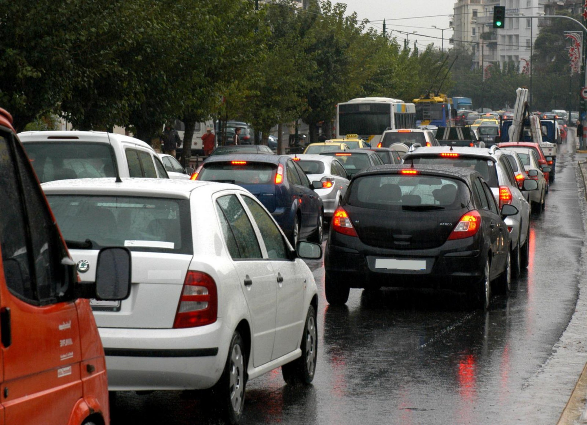 Κίνηση τώρα: Απέραντο parking οι δρόμοι λόγω της κακοκαιρίας Elias