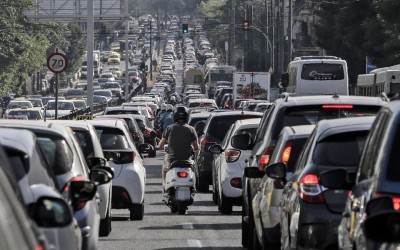 Κίνηση τώρα: Όλη η Αθήνα ένα ατέλειωτο parking
