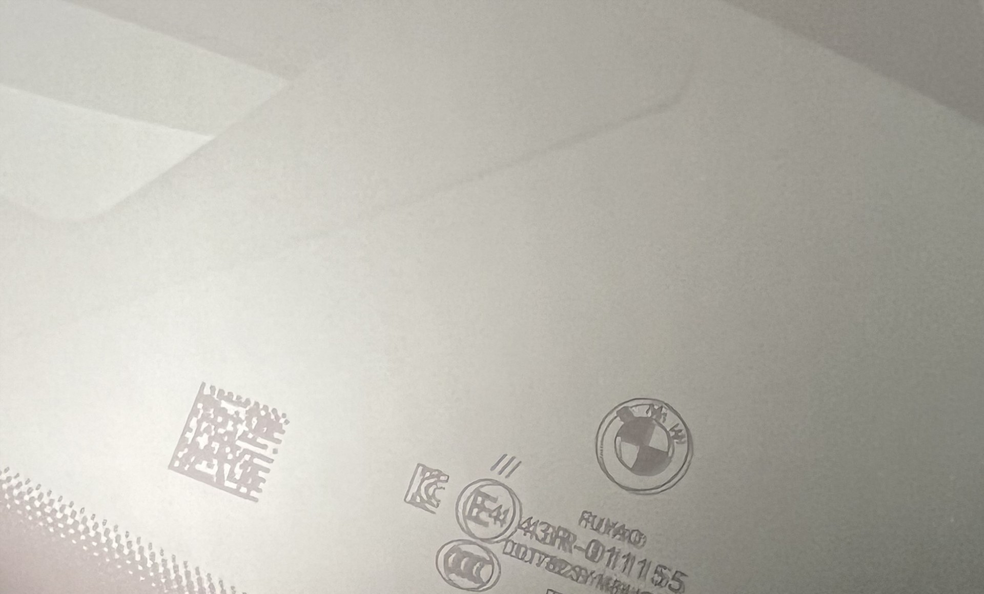 Τι είναι αυτός ο κώδικας στο παρμπρίζ του αυτοκινήτου – Πού χρησιμεύει;