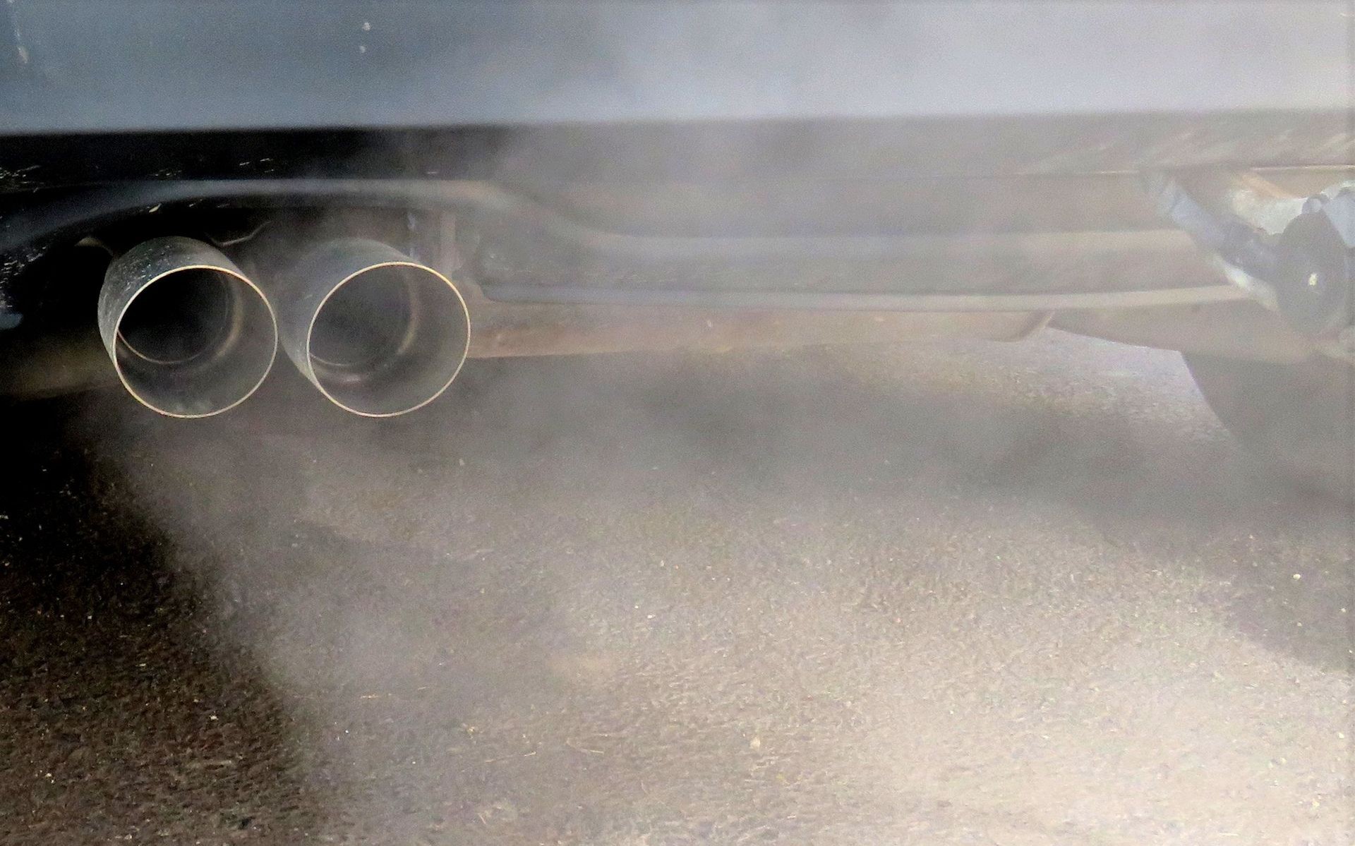 Γιατί η εξάτμιση βγάζει καπνό; Τι πρέπει να ξέρεις για το χρώμα 