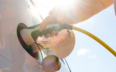 Χάλασαν 4.500 φορτιστές ηλεκτρικών αυτοκινήτων και δεν υπάρχει κανείς να τους φτιάξει!