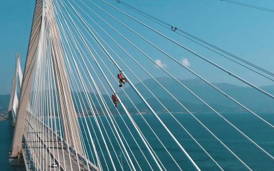 Άνθρωποι «κρεμιούνται» στη Γέφυρα Ρίου-Αντιρρίου: Τι δουλειά έχουν εκεί;[video] 