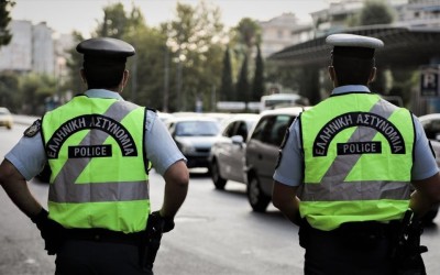Αστυνομία: Πήρε 160 διπλώματα, άδειες και πινακίδες σε 48 ώρες [δείτε το video]
