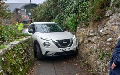 Σφήνωσε το Nissan Juke σε στενάκι και κατηγορούσε το GPS [Video]