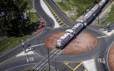 Κυκλικός κόμβος που περνάει τρένο από μέσα! Πού βρίσκεται; [video]