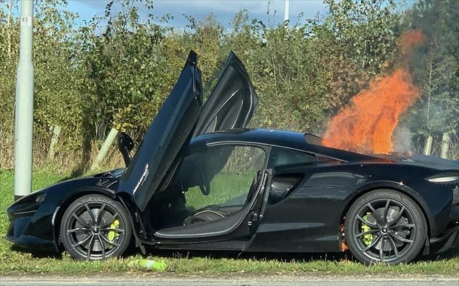 McLaren Artura: Έγινε στάχτη σε 2 λεπτά το supercar των 220.000 € [video]