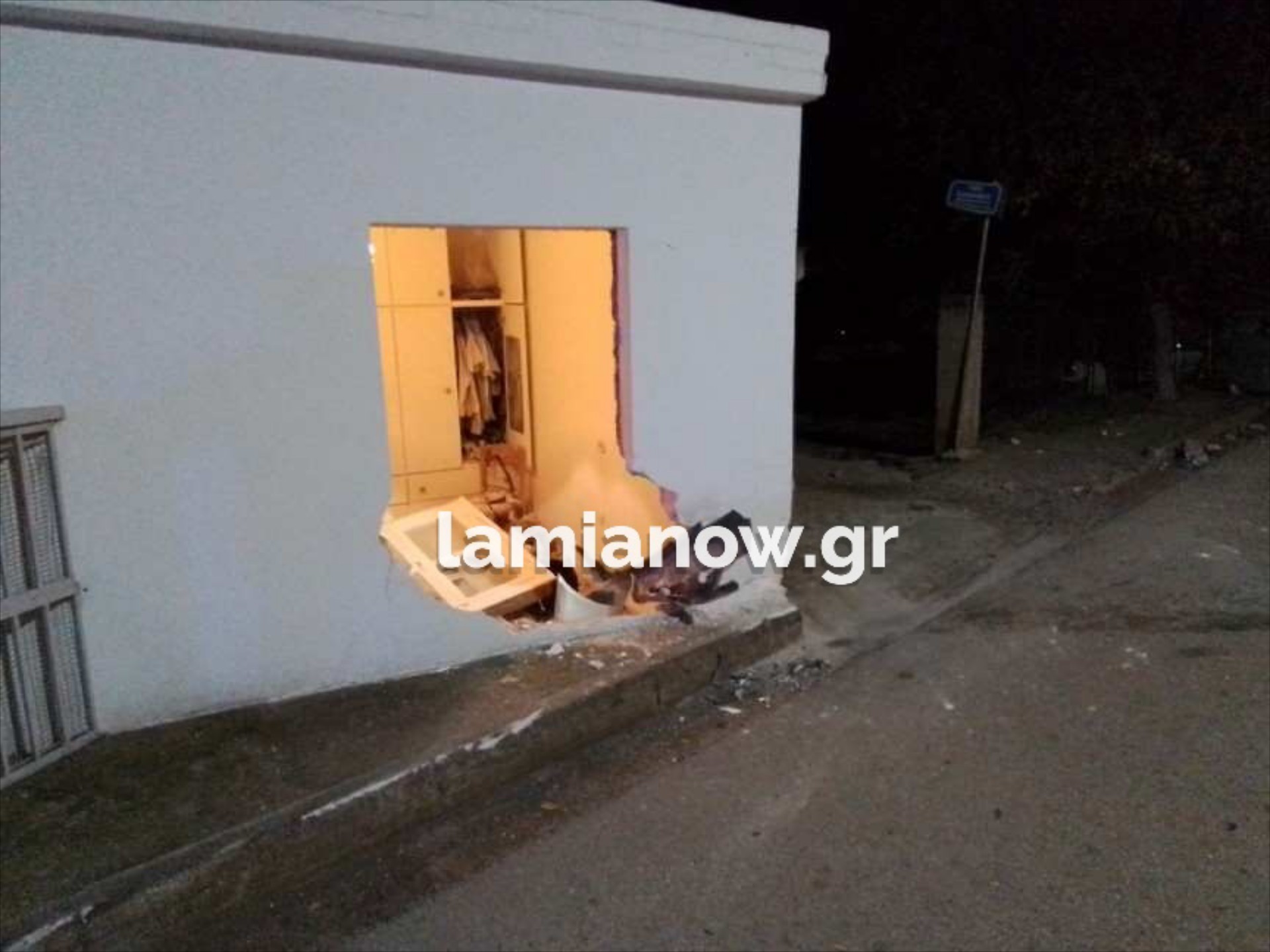 Λαμία: Αυτοκίνητο έπεσε σε σπίτι και κατέληξε στην κρεβατοκάμαρα [video] 