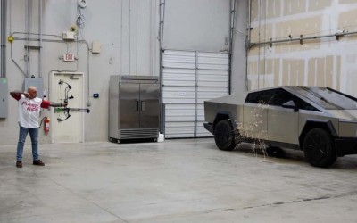 Τοξοβόλος «κάρφωσε» βέλος σε Tesla Cybertruck μπροστά στον Elon Musk! [video]  