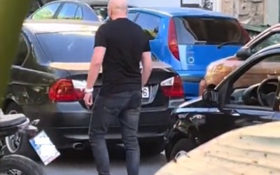 Τσάμπα μάγκας χτυπά γυναίκα στη μέση του δρόμου στην Αθήνα [video] 