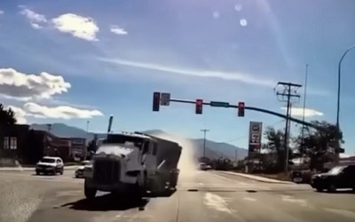 Video: Φορτηγό με σπασμένα φρένα προκάλεσε χάος - Διέλυσε μια αντιπροσωπεία