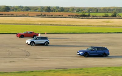 Ηλεκτρικό Smart κόντρα σε BMW M3 Touring και Dodge Challenger 800 ίππων – Ποιο θα νικήσει; [video]