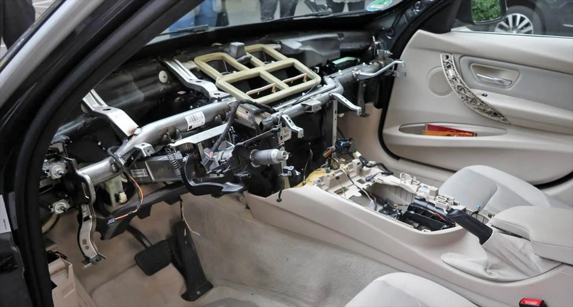 Αττική: «Ποντικοί έγδυναν» αυτοκίνητα από συνεργείο 