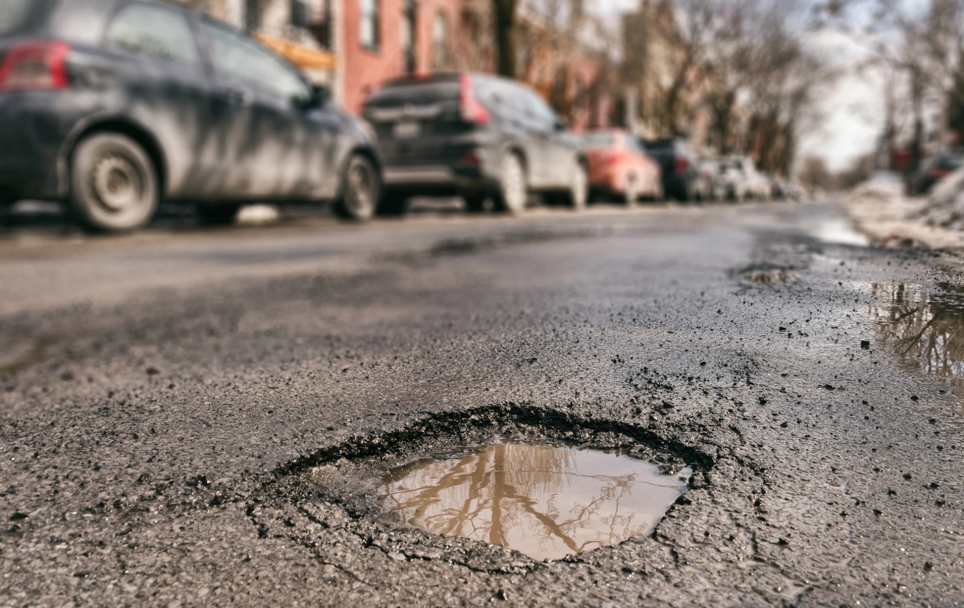 Λάρισα: Έπεσε με μηχανή σε λακκούβα – Δικαιώθηκε για 13.400 € 