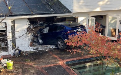 70χρονη προκάλεσε χάος με Tesla Model X – Κατέληξε στην κουζίνα σπιτιού! 