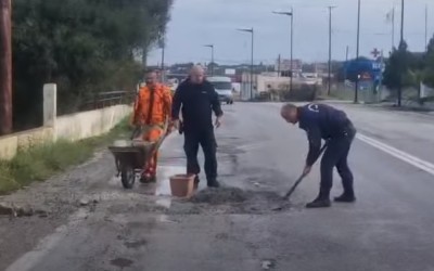 Χαμός με τους αστυνομικούς που μπάζωσαν λακκούβα και τους πήγαν πειθαρχικό [video]