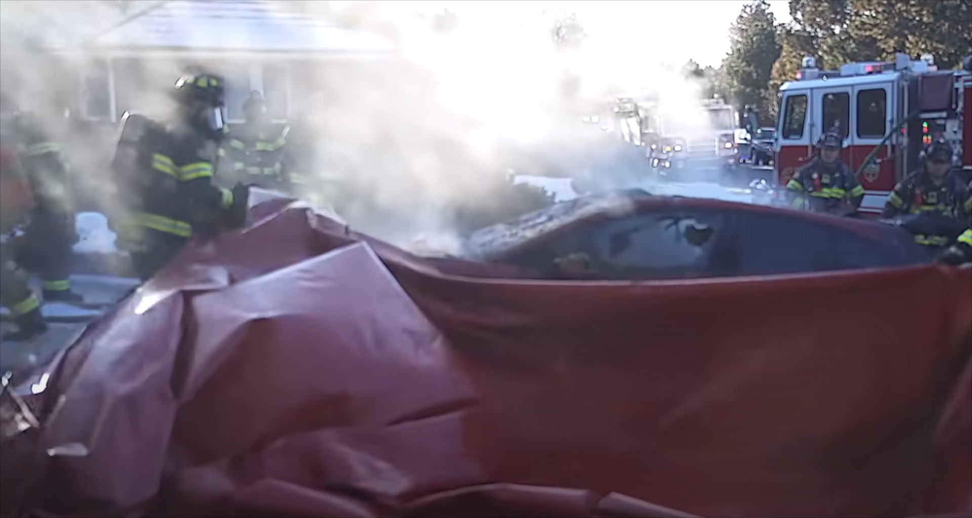 Ηλεκτρικό Jaguar I-Pace πήρε φωτιά και το έσβησαν με κουβέρτα [video] 