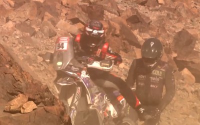 Dakar 2024: Συνοδηγός καβαλάει τη μηχανή αγωνιζόμενου και την πάει καλύτερα από τον ίδιο [Video]