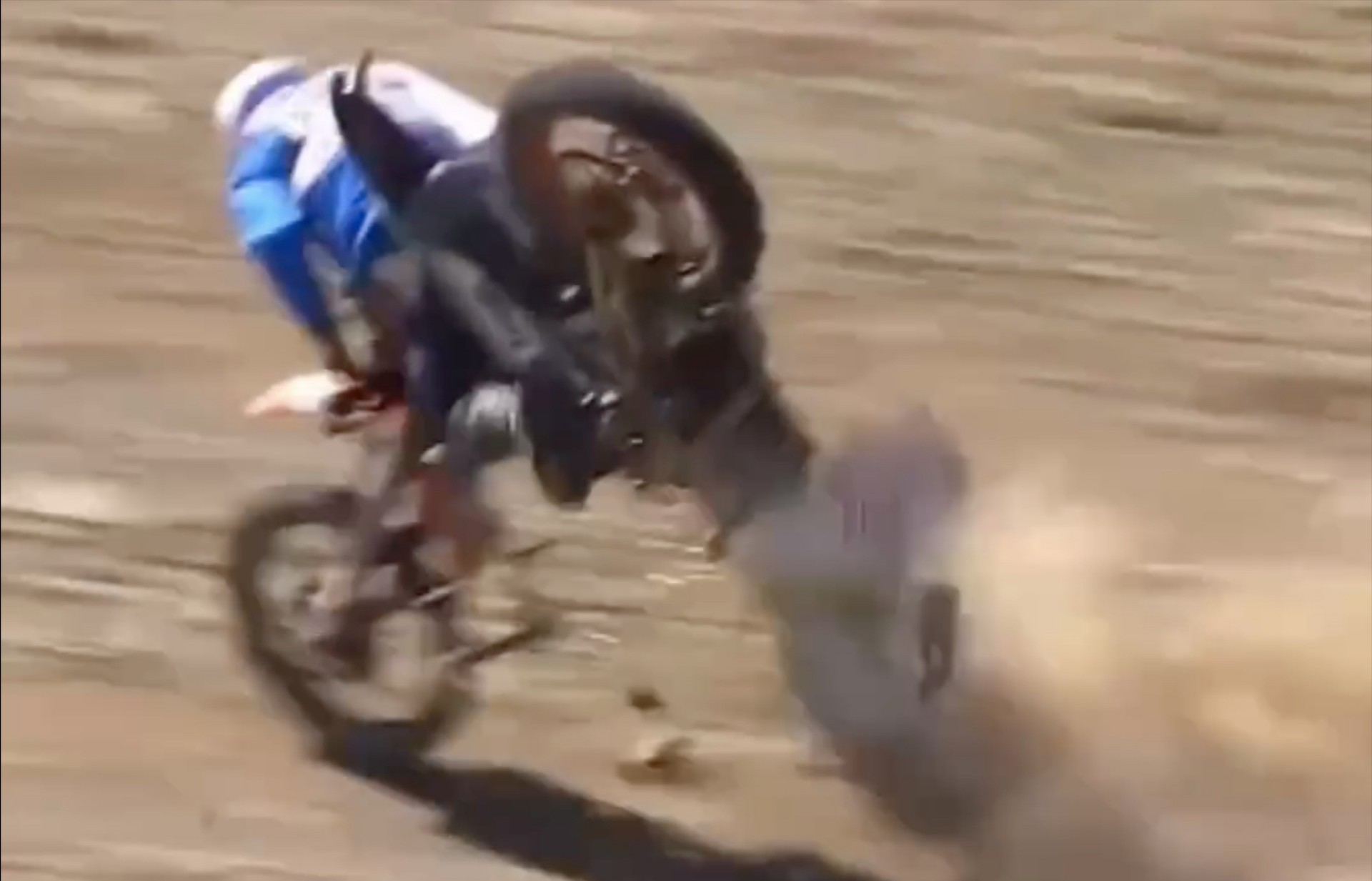 Video που κόβει την ανάσα – Μηχανή κόβεται στη μέση