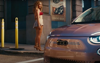 Η JLo διαφημίζει το νέο Fiat 500e και ρίχνει το ίντερνετ [video]