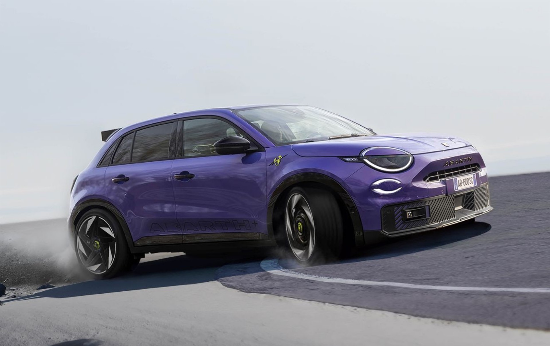 Η πρώτη εικόνα του καυτού Abarth 600e