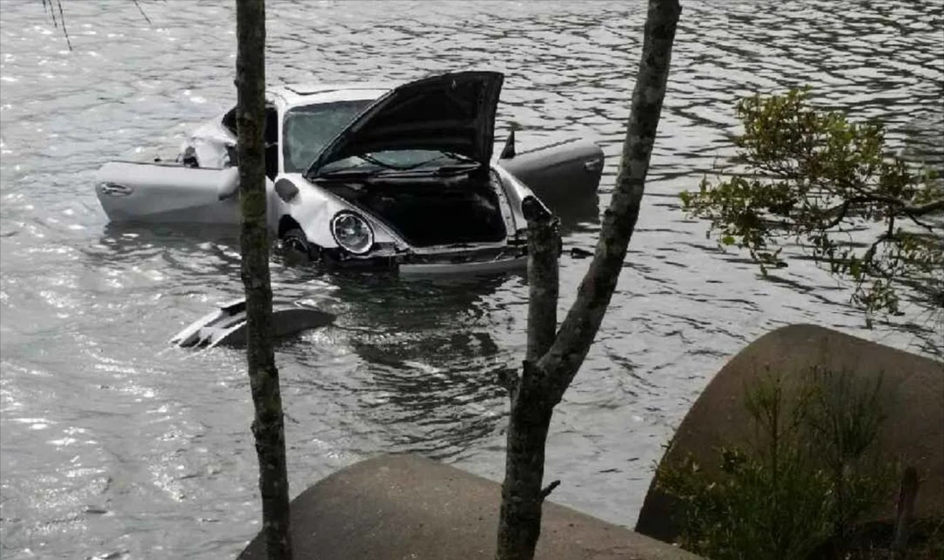 Η βυθισμένη Porsche στον Πειραιά – Το μεγάλο μυστικό 