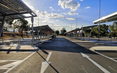 Στην εθνική οδό ο πρώτος υβριδικός σταθμός φόρτισης στην Ελλάδα [video]