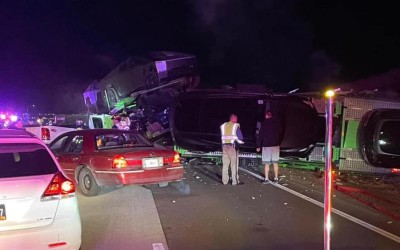 Τούμπαρε νταλίκα που μετέφερε Tesla – 2 σοβαρά τραυματίες [video]