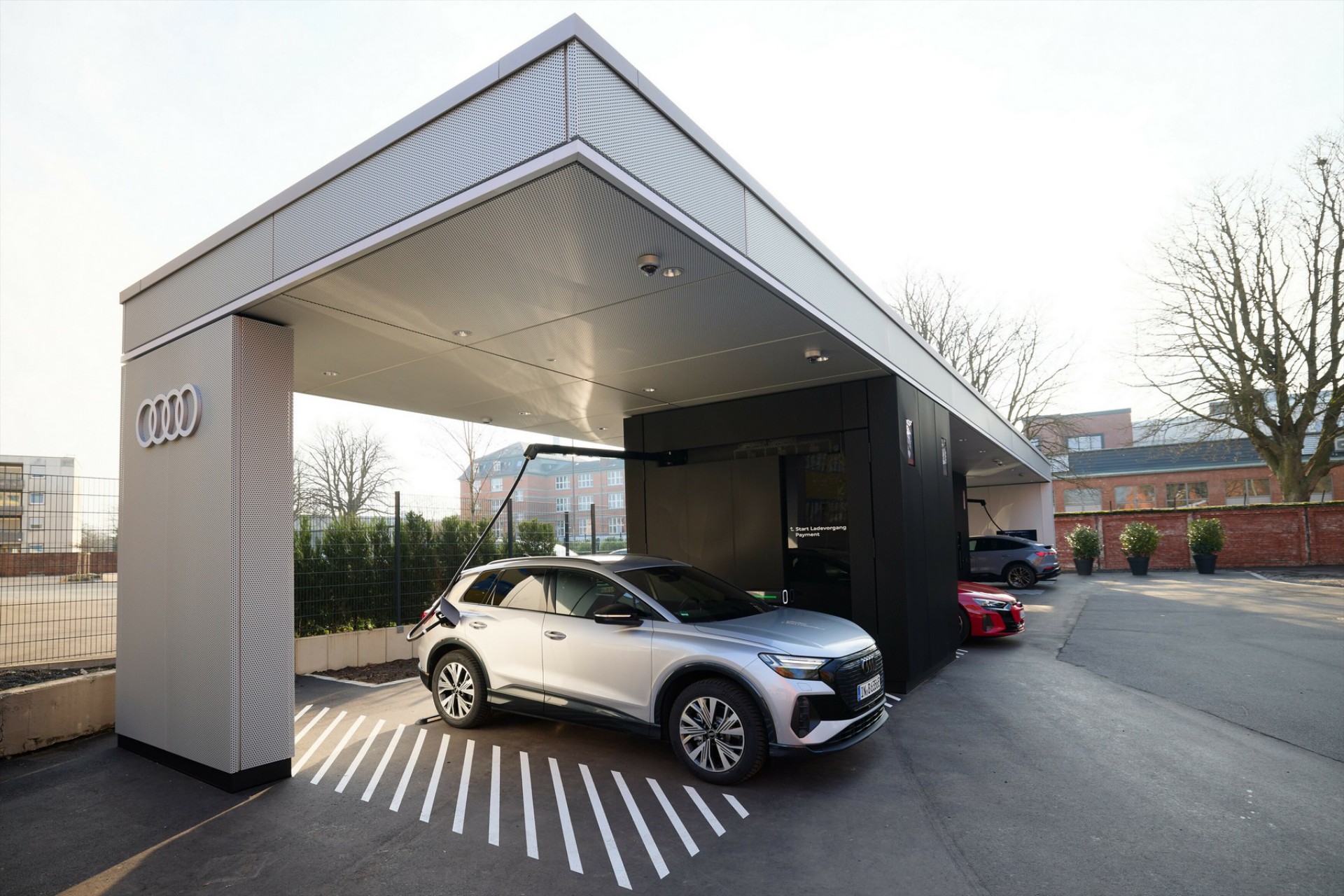 Η Audi έφτιαξε νέο κόμβο που φορτίζει αυτοκίνητα κάθε μάρκας