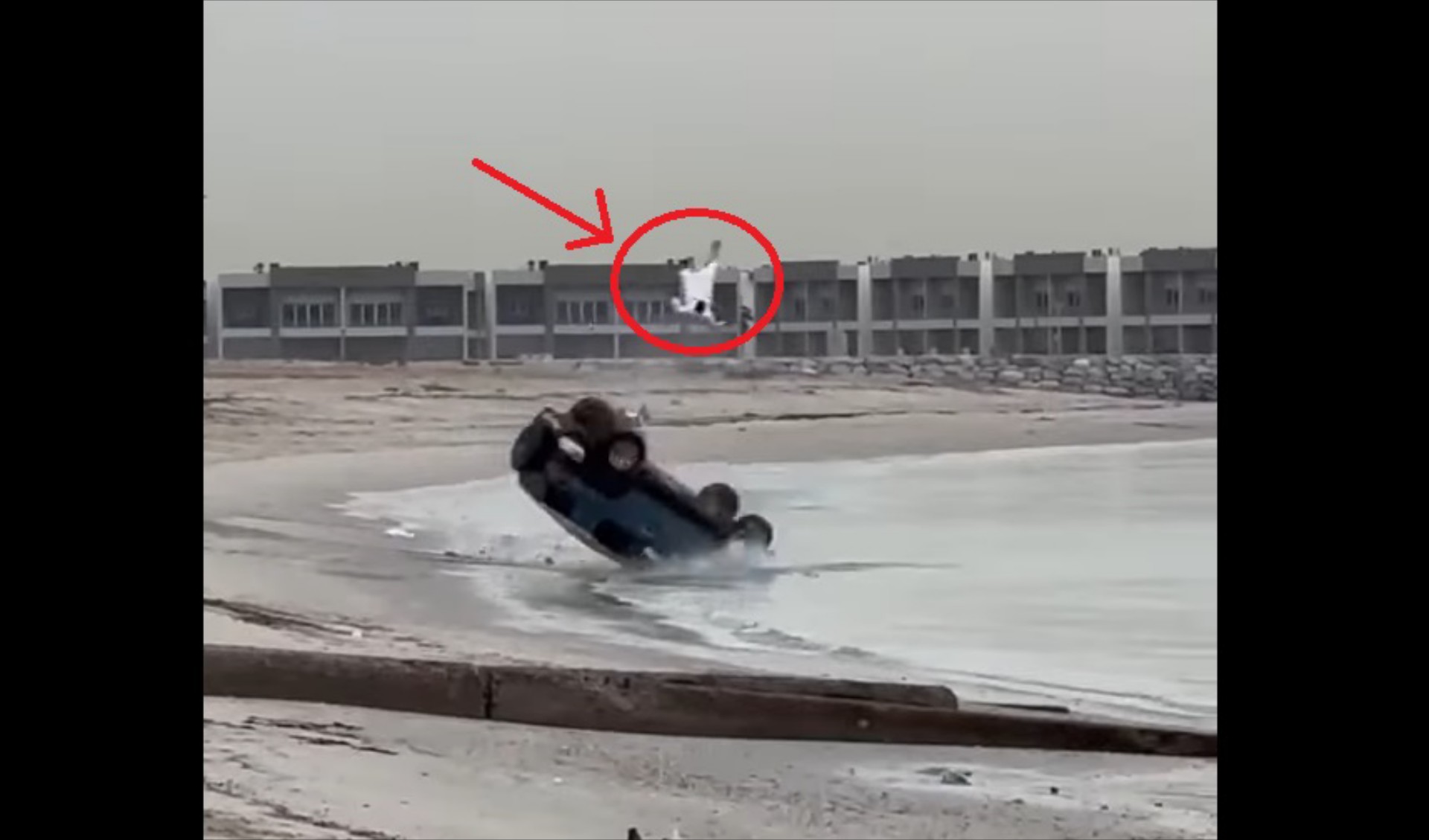 Video Σοκ: Οδηγός εκτοξεύεται από SUV και καταλήγει στη θάλασσα