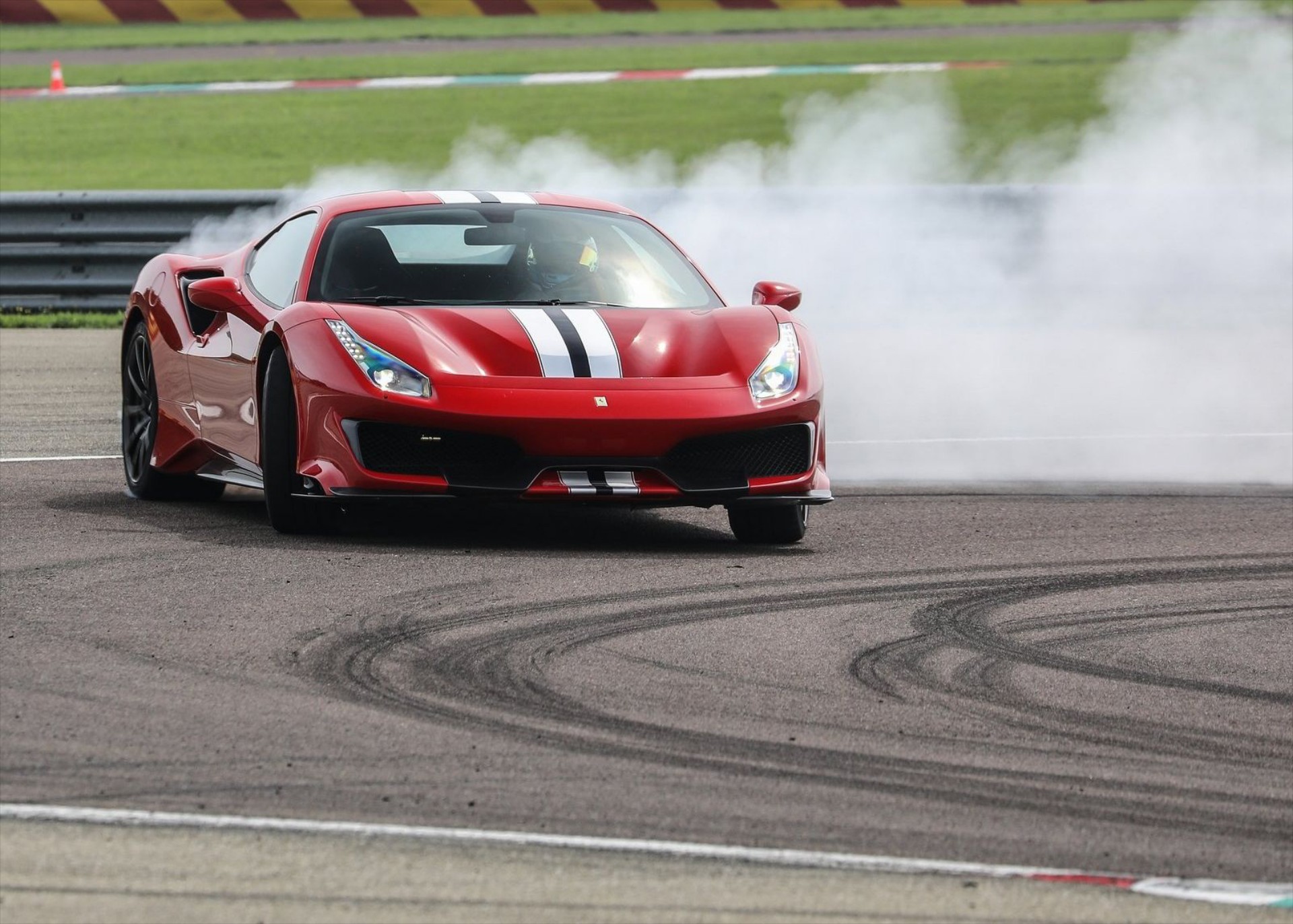 Η Ferrari επενδύει σοβαρά στις μπαταρίες για ηλεκτρικά αυτοκίνητα