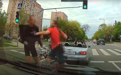 Οδηγός IX και ποδηλάτης έπαιξαν μπουνιές στη μέση του δρόμου [Video]