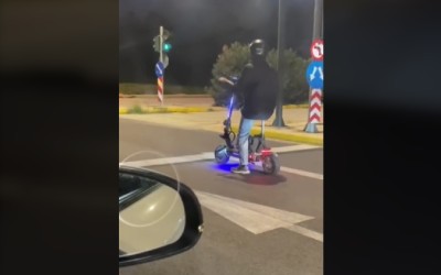 Πατίνι κάνει προσπέραση στα λιμανάκια με...χίλια [video]