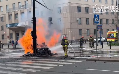 Ηλεκτρικό τράκαρε και πήρε φωτιά – Έριξαν ένα ποτάμι νερό για το σβήσουν [video] 