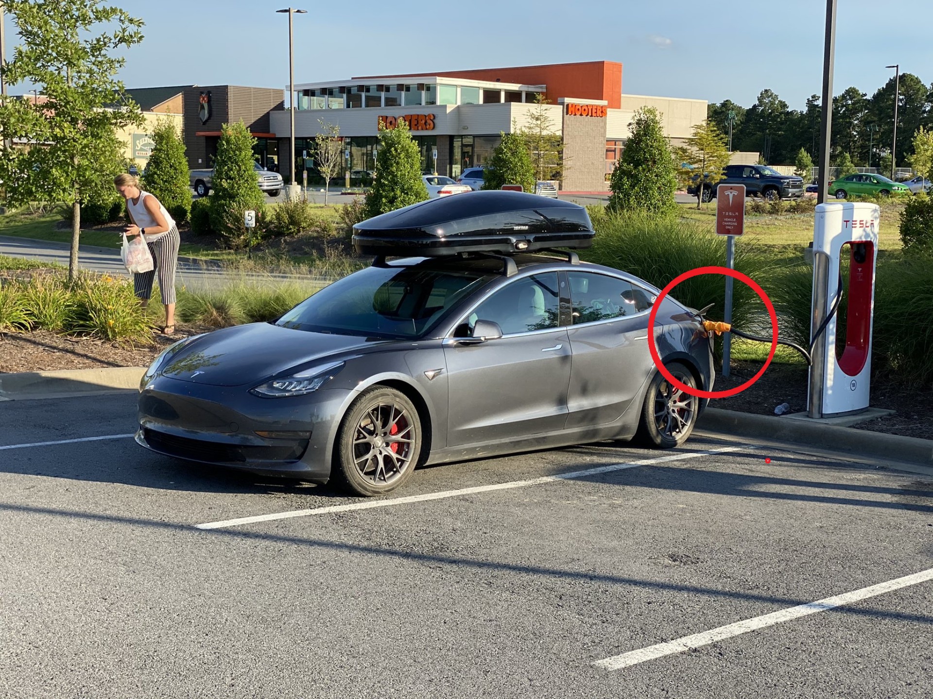 Γιατί βάζουν βρεγμένη πετσέτα στα Tesla - Tι κερδίζουν;