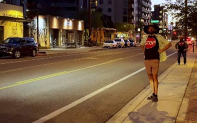 Άντρας έφτιαξε μπλουζάκι με πινακίδα STOP και μπέρδεψε τα αυτόνομα αυτοκίνητα [video]