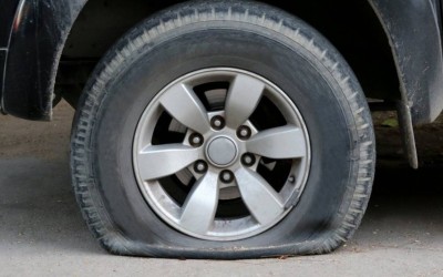 Ελλάδα: Πεζός έσκισε τα λάστιχα σε 35 αυτοκίνητα - Δείτε πού