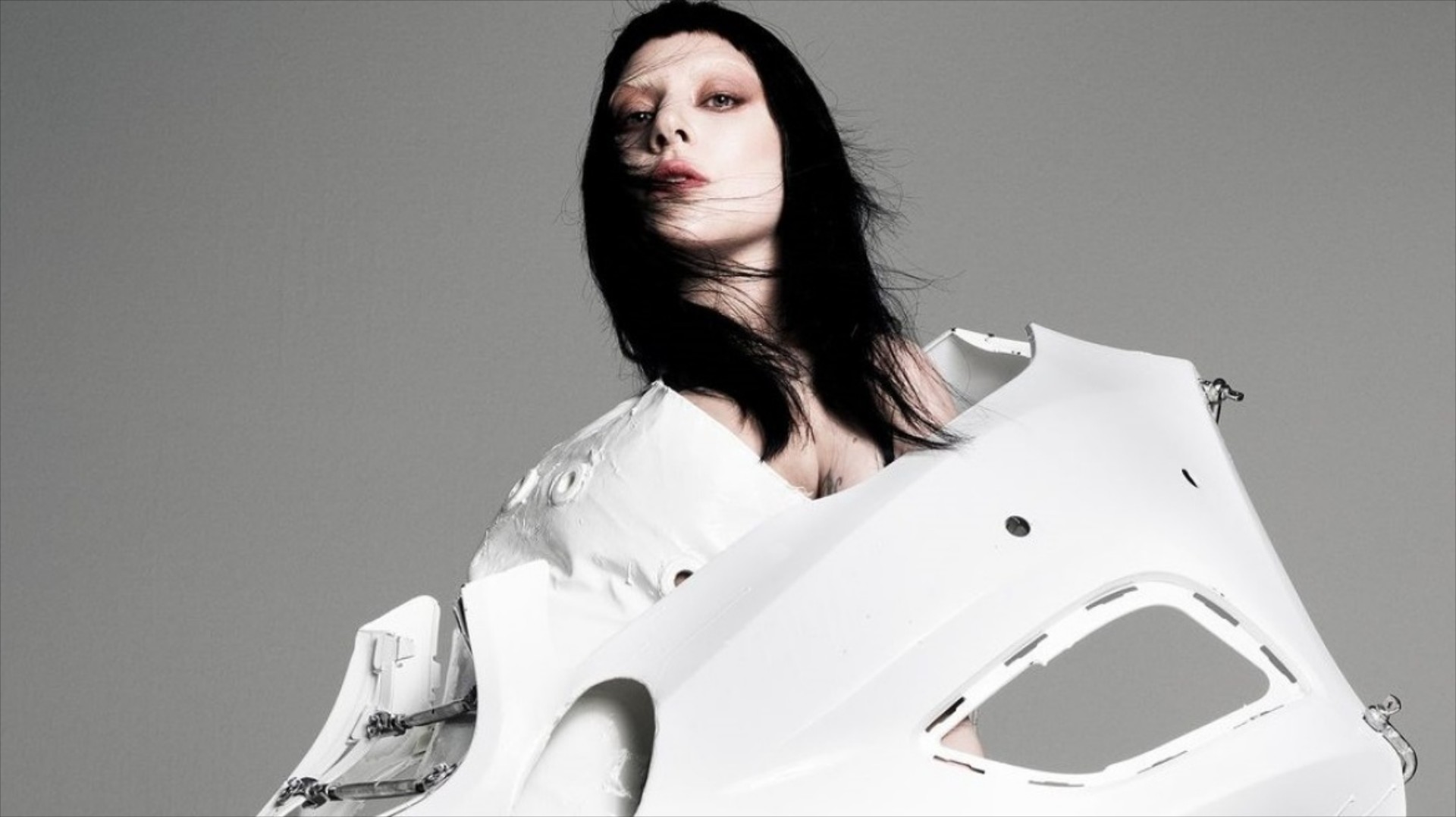 H Lady Gaga έβαλε φόρεμα με πόρτα αυτοκινήτου – Δείτε πως το έκανε [video]