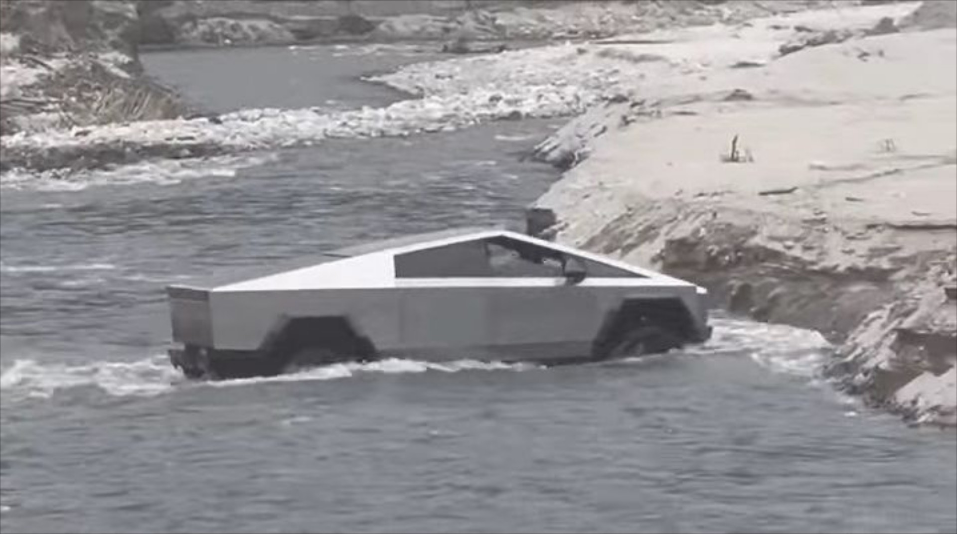 Tesla Cybertruck κολλάει σε ποτάμι – Το σώζει ένα Chevrolet Silverado V8 [video]